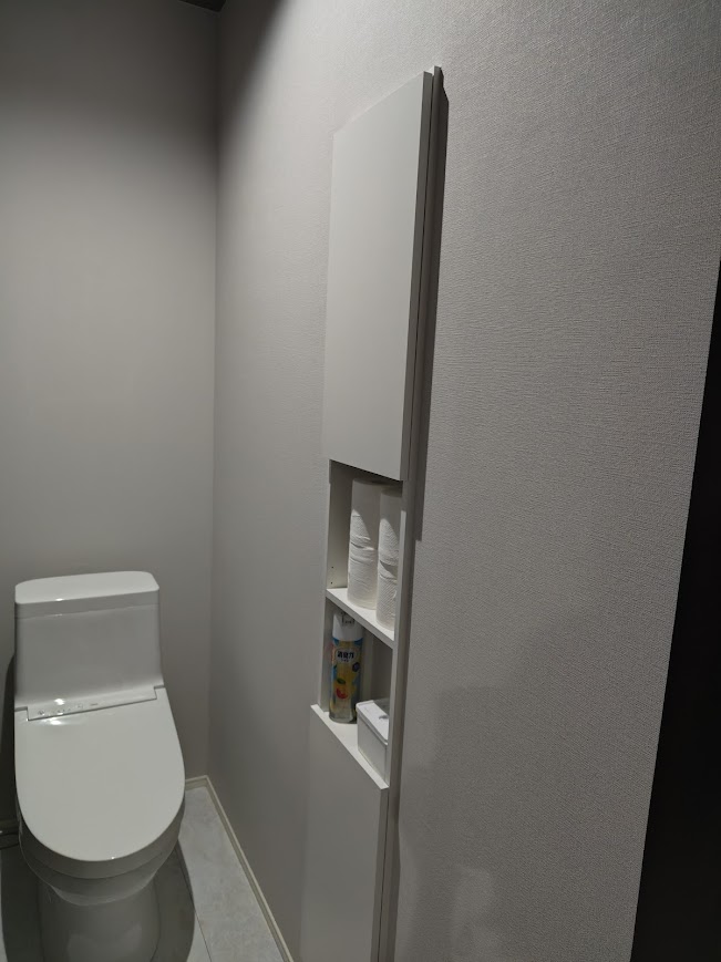 トイレ収納、扉を閉めるとすっきり