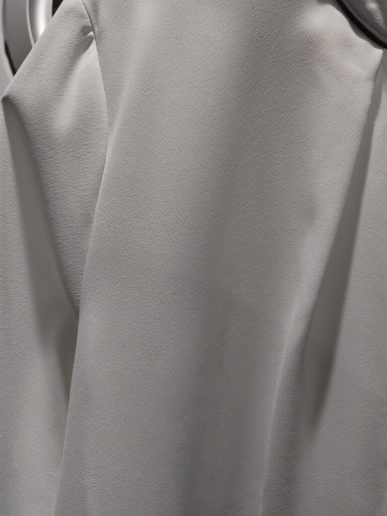 シワがのびたブラウス