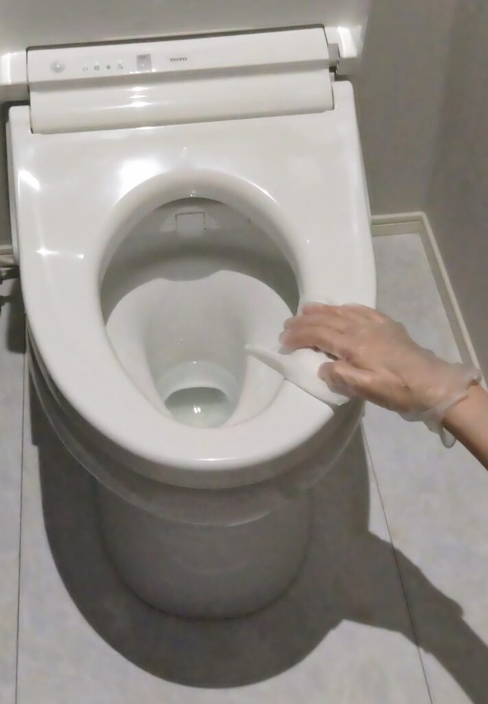 便器をウェットティッシュ で拭く